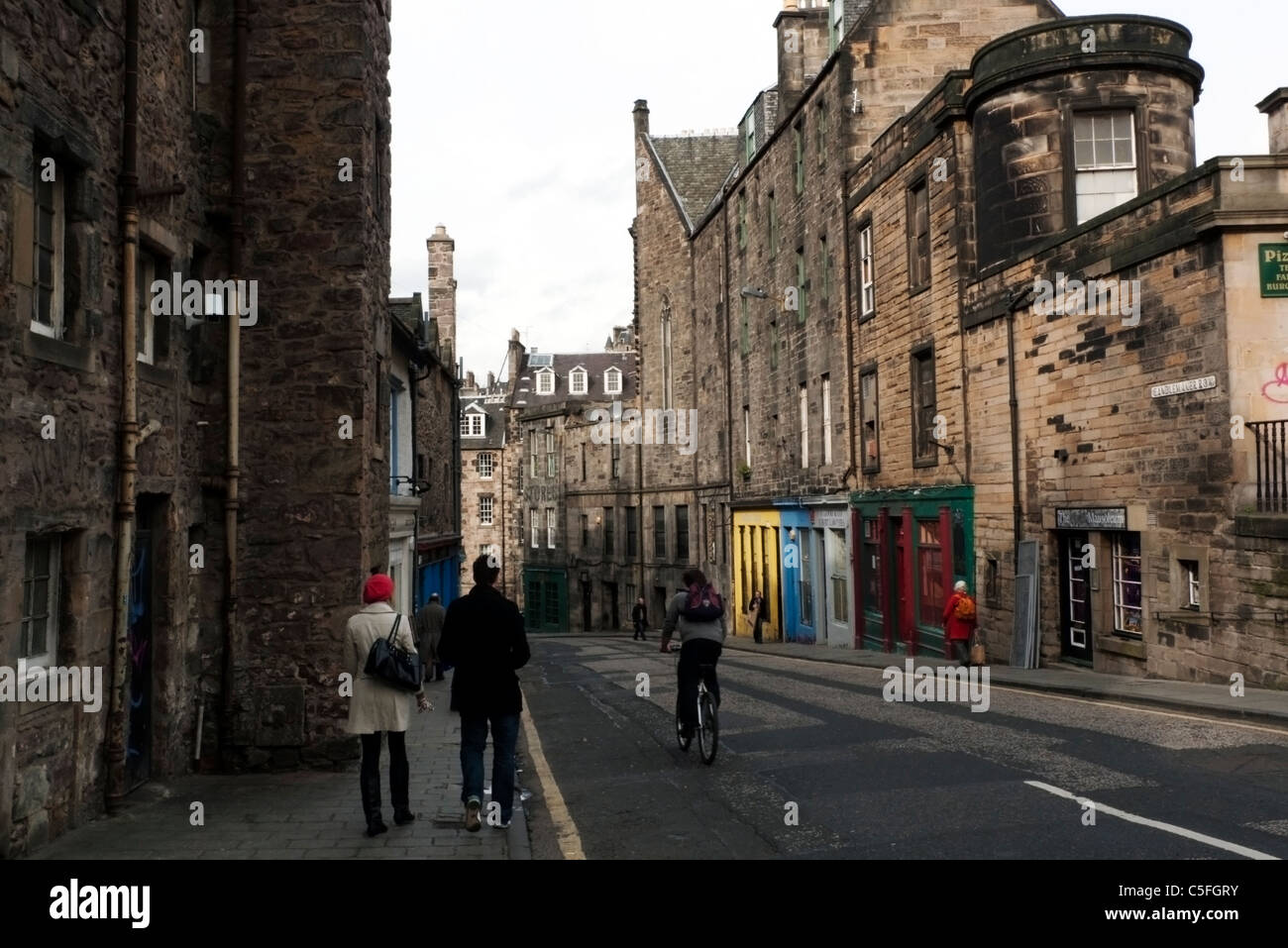 Menschen spazieren und Radfahren entlang Candlemaker Row In Edinburgh Schottland, Vereinigtes Königreich Stockfoto