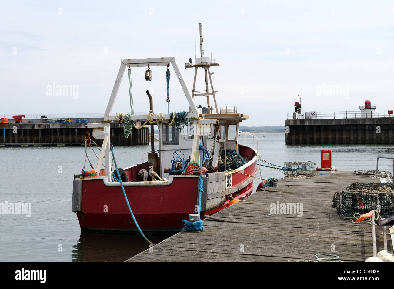 Angelboot/Fischerboot ankern in Burry Port Harbour Marina Carmarthenshire Wales Cumru UK GB Stockfoto