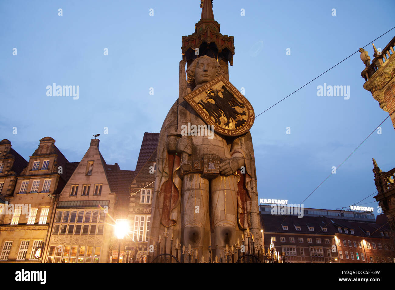 beleuchtete Statue von Roland am Marktplatz Bremen - Bremen, Deutschland, Freie Hansestadt Stadt Bremen, Deutschland Stockfoto