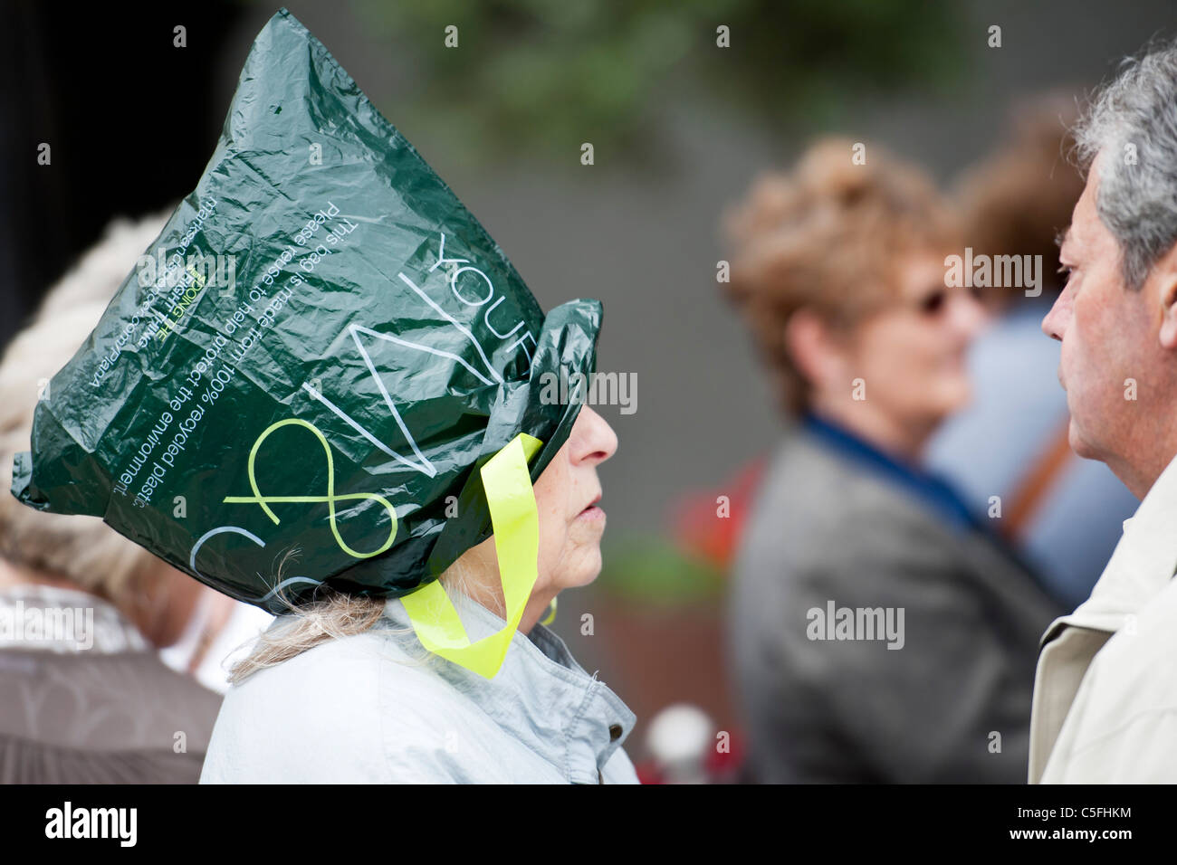 Ein Aktionär hält warm mit einer Plastiktüte als Hut beim Schlangestehen vor dem Festspielhaus für Marks & Spencer AGM. Stockfoto