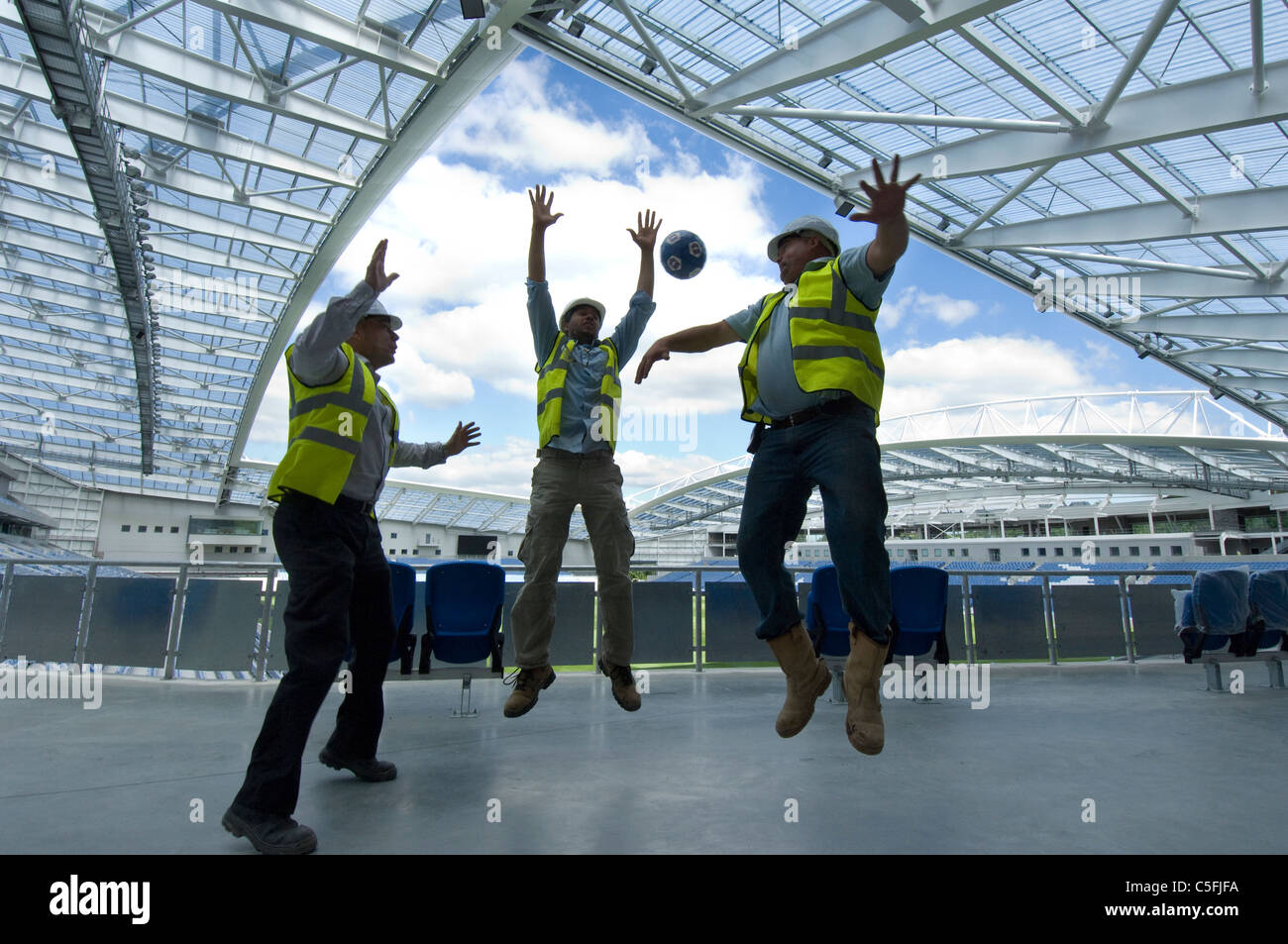 Drei Bauherren mit einem Kick wie Arbeit Fertigstellung auf die neue AMEX Stadion, Heimat von Brighton und Hove Albion ab 2011 nähert. Stockfoto