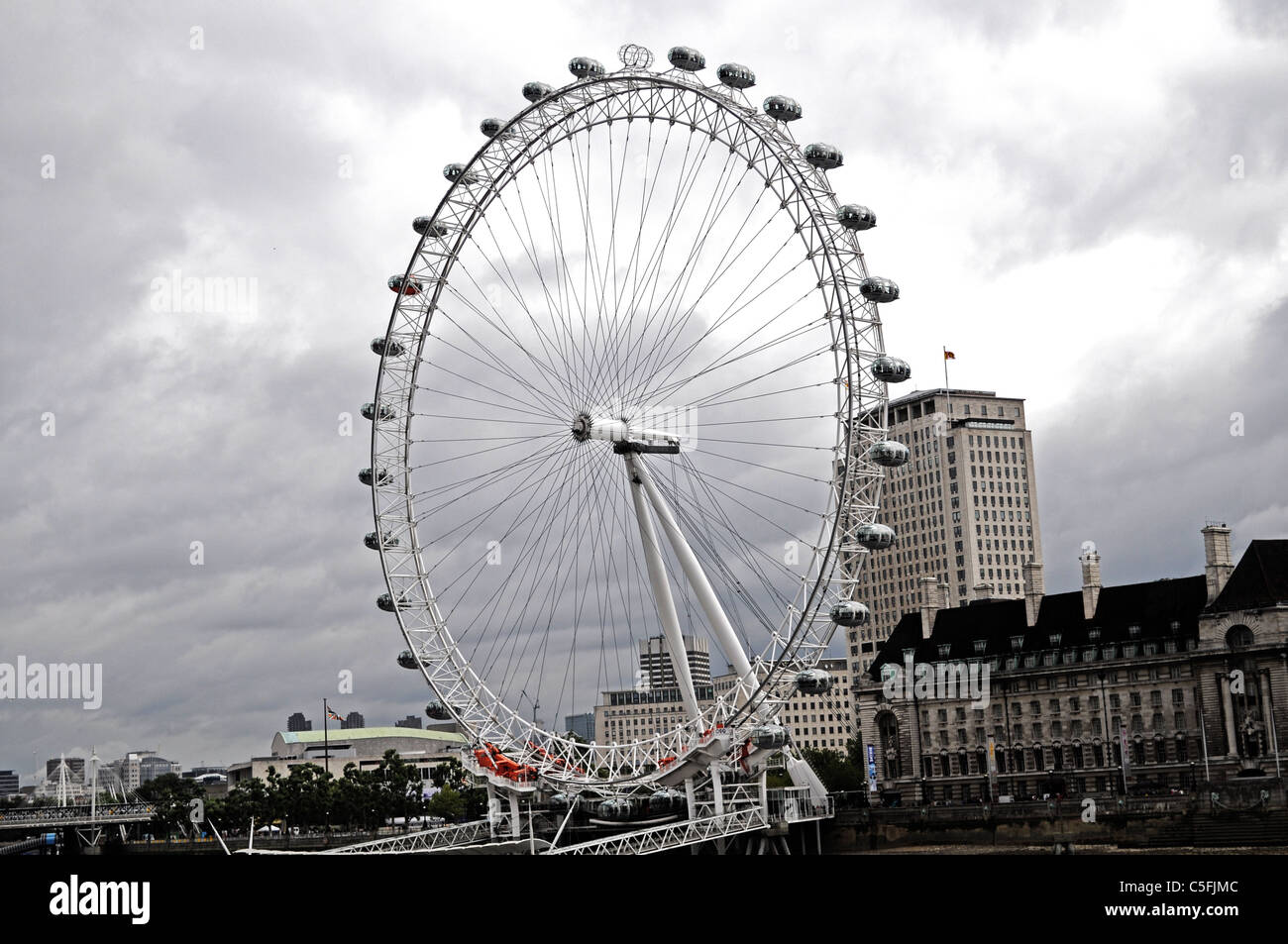 Die Touristenattraktion in London Eye geben Ihnen eine Fahrt auf dem größten Rad in London, sodass Sie die Stadt von oben zu sehen. Stockfoto