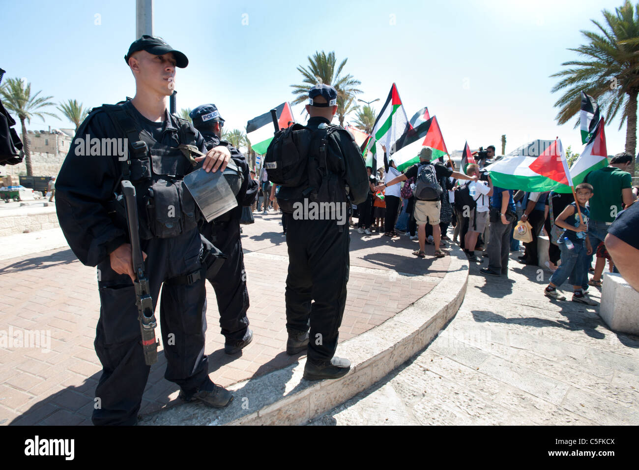 Israelische Soldaten stehen von a wie Tausende von Soli-AktivistInnen marschieren durch Ost-Jerusalem zur Unterstützung der Rechte der Palästinenser. Stockfoto