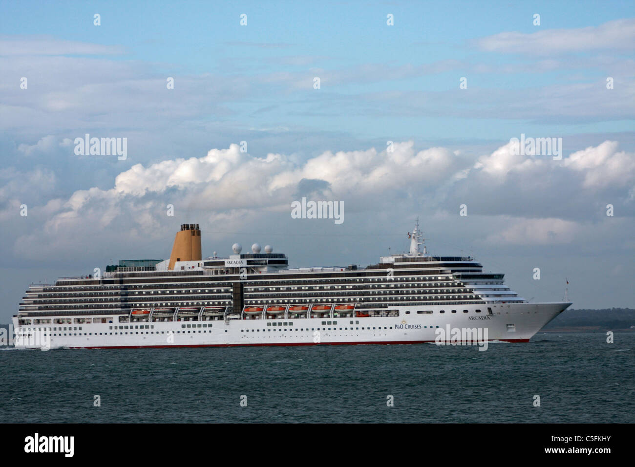 P & O Kreuzfahrtschiff "Arcadia" im Solent. Stockfoto