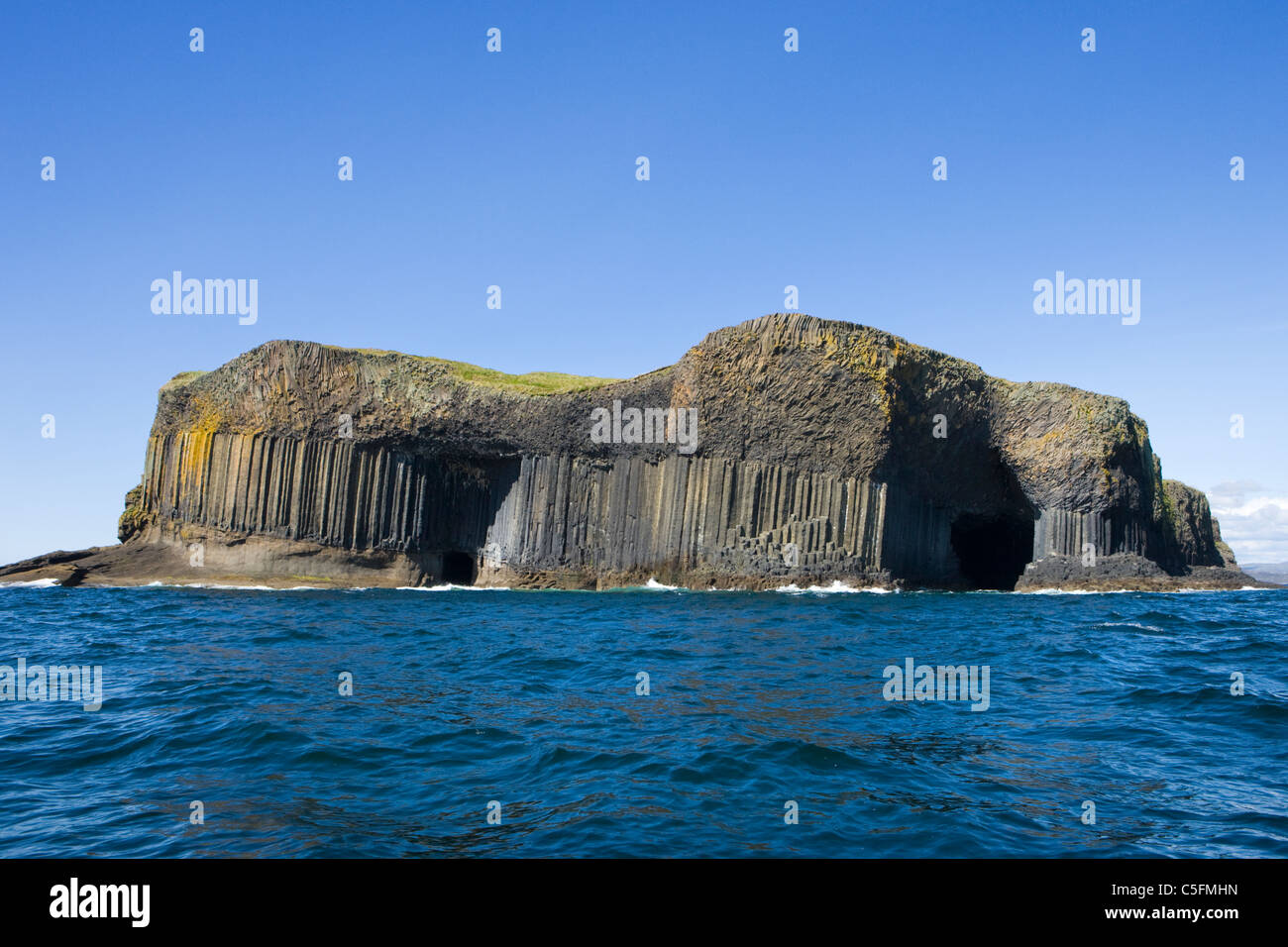 Staffa, Fingal's Cave auf rechten Seite, Boot-Höhle auf der linken Seite. Schottland, Großbritannien. Stockfoto