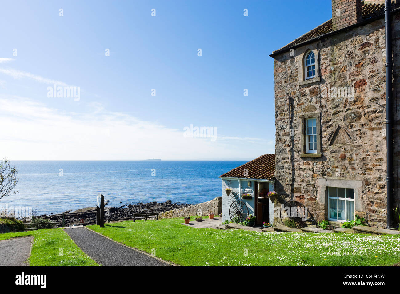 Haus auf der Fife Coastal Path in der Fischerei Dorf von Crail, East Neuk, Fife, Schottland Stockfoto