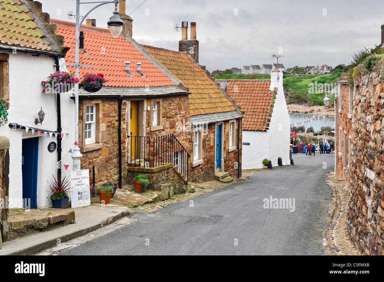 Straße hinunter zum Hafen im malerischen Fischerdorf Dorf von Crail, East Neuk, Fife, Schottland Stockfoto