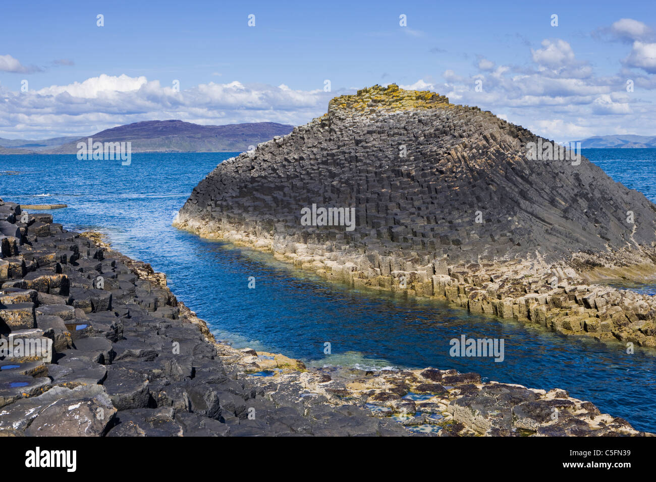 Staffa, zeigt das kleine Inselchen Am Buachaille. Argyll, Schottland. Stockfoto