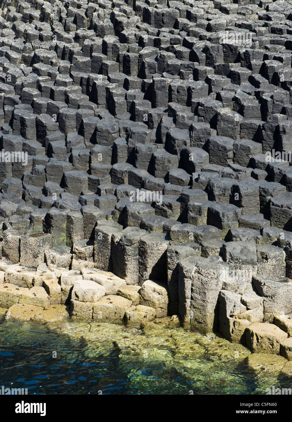 Staffa. Basaltsäulen auf kleinen Inselchen Am Buachaille. Argyll, Schottland. Stockfoto