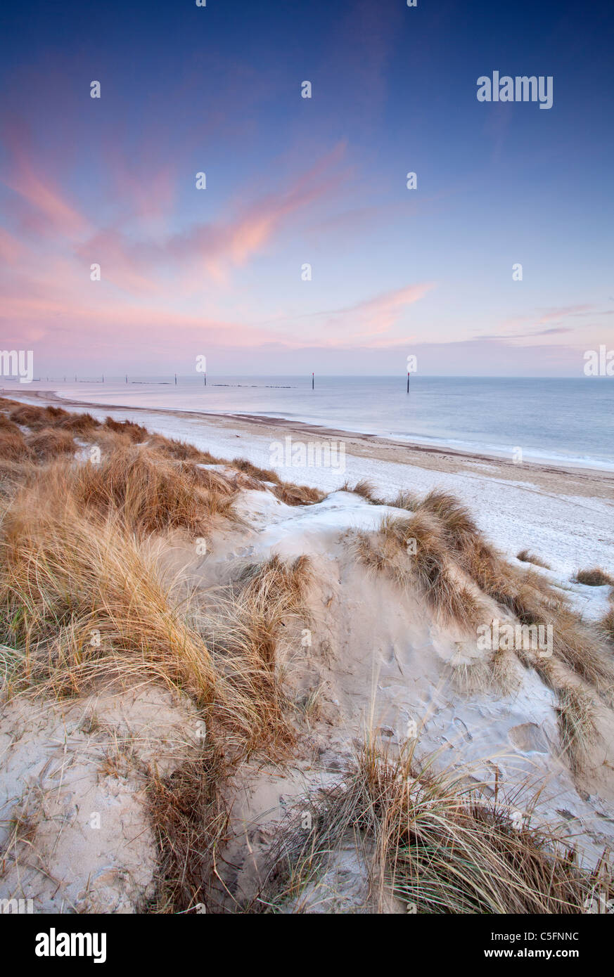 Meer Palling an einem frostigen Morgen bei Sonnenaufgang an der Küste von Norfolk Stockfoto