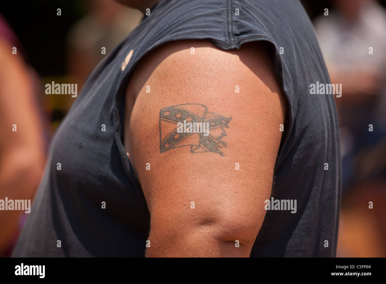 Ein Verb? ndete Markierungsfahne Tattoo auf ein Teilnehmer während der jährlichen Sommer Redneck Spiele Dublin, GA. Stockfoto
