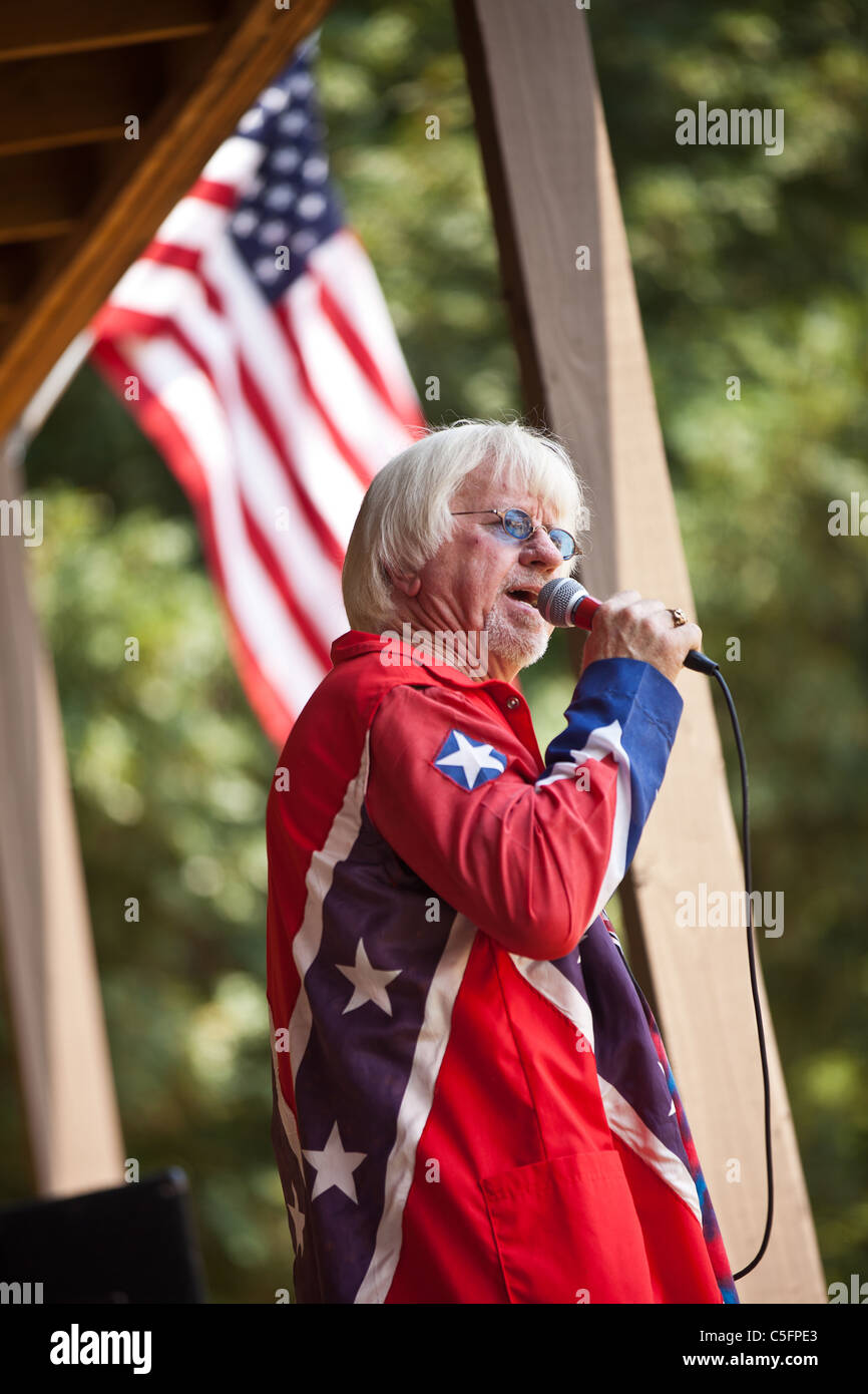 Sängerin mit einer Konföderierten Flagge Jacke während der jährlichen Sommer Redneck Spiele Dublin, GA. Stockfoto
