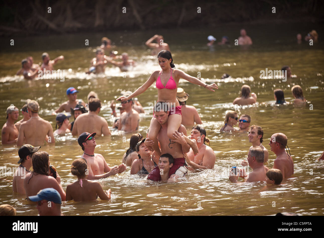 Menschen machen Sie eine Pause von der Hitze in den Oconee River während der jährlichen Sommer Redneck Spiele Dublin, GA. Stockfoto