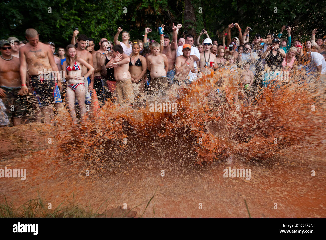 Schlamm Grube Bauchlandung Wettbewerb während der jährlichen Sommer Redneck Spiele Dublin, GA. Stockfoto