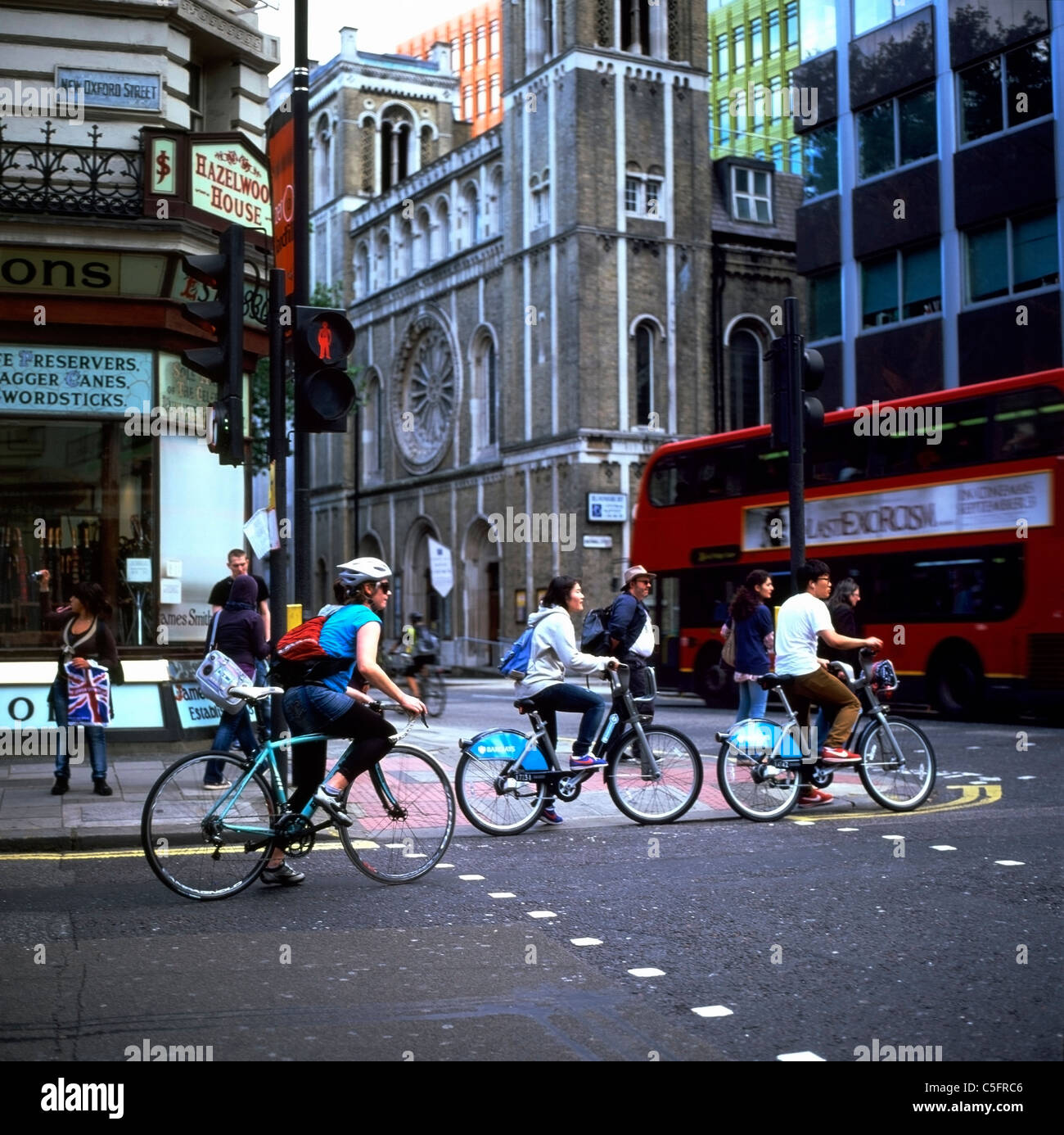 Radfahrer Touristen reiten Boris Leihfahrräder an einer Kreuzung warten auf die Ampel Bloomsbury in London, England, UK KATHY DEWITT Stockfoto