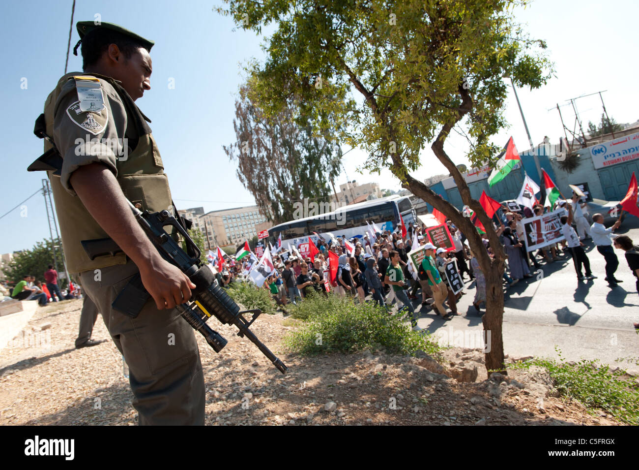 Israelische Soldaten stehen von a wie Tausende von Soli-AktivistInnen marschieren durch Ost-Jerusalem zur Unterstützung der Rechte der Palästinenser. Stockfoto