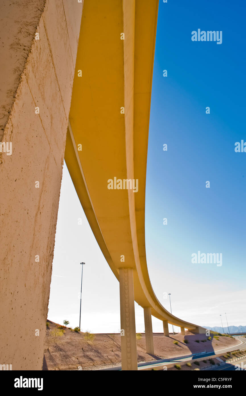 Hohen Zement Spalten hochhalten Autobahn in Phoenix, AZ. Stockfoto