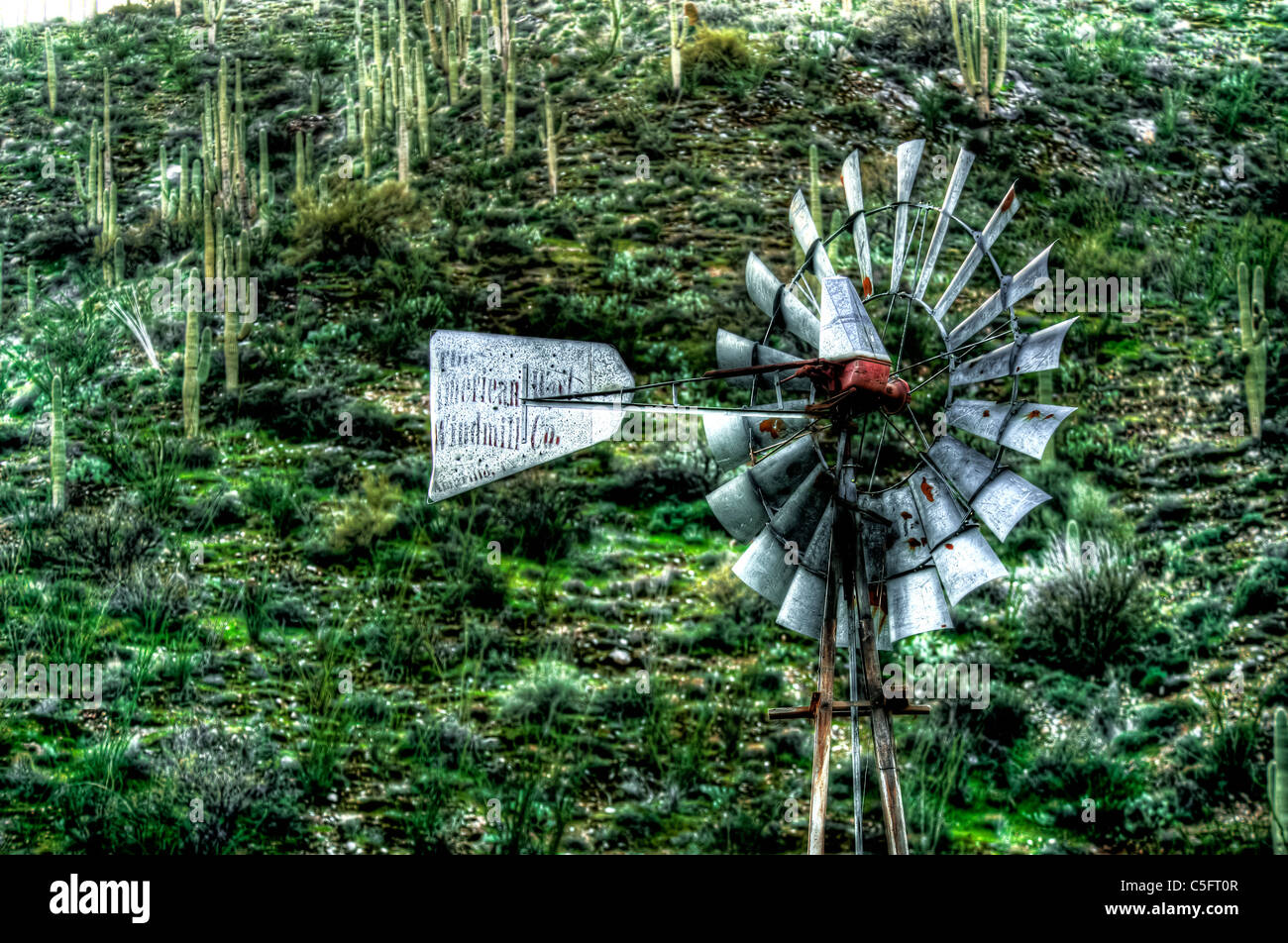 Diese alte Windmühle steht den Test der Zeit und funktioniert immer noch. Tonto NAT ' l Wald. Arizona. Stockfoto