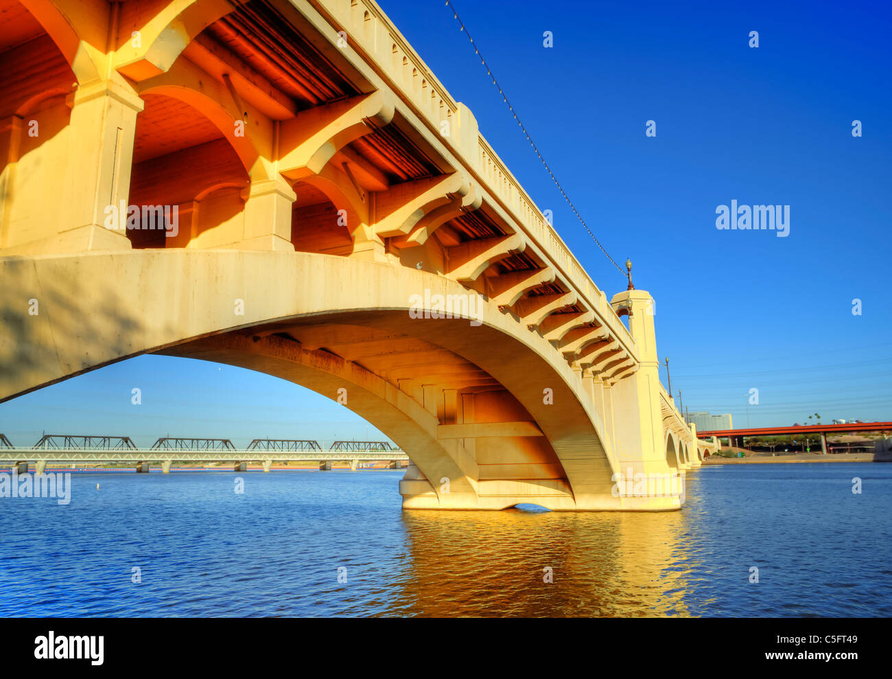 Die Mill Avenue Brücken bestehen aus zwei Brücken über den Salt River in Tempe, AZ am Nordende des Einkaufsviertels. Stockfoto