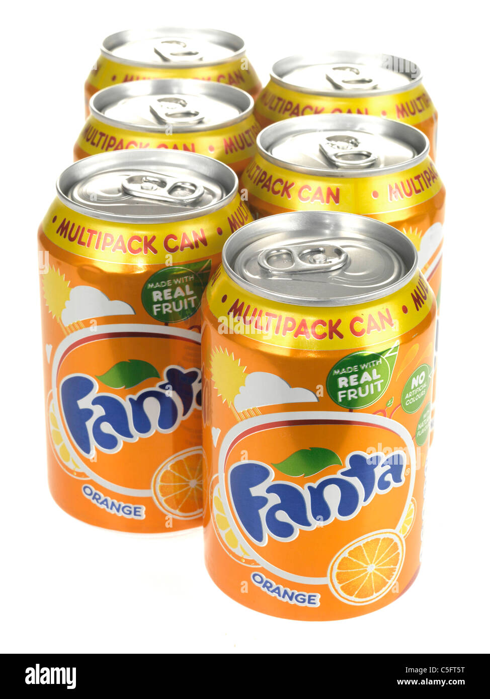 Dosen oder Dosen von Markenartikeln Fizzy Fanta Orange Getränke Isoliert gegen einen weißen Hintergrund mit keine Menschen und einen Freistellungspfad Stockfoto