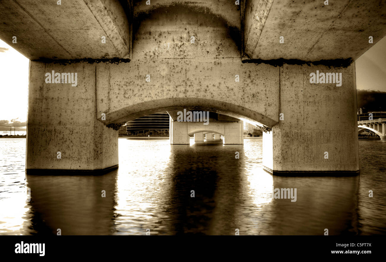 Die Mill Avenue Brücken bestehen aus zwei Brücken über den Salt River in Tempe, AZ am Nordende des Einkaufsviertels. Stockfoto