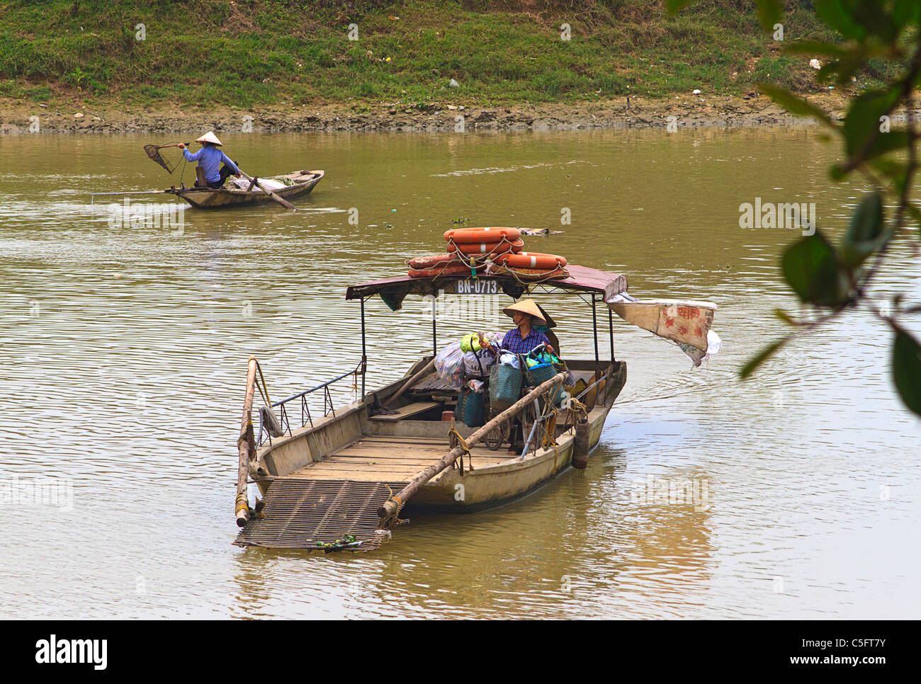Fähre ankommt am Ufer von Tho Ha Dorf entlang der Cau-Flusses auf einer kleinen Insel 50 km nördlich von Hanoi. Stockfoto