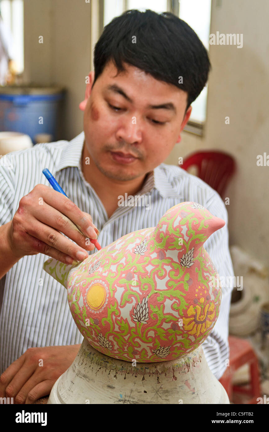 Mann-Malerei-Designs auf Ton Keramik Vogel bei Bat Trang Keramik Dorf außerhalb von Hanoi. Stockfoto