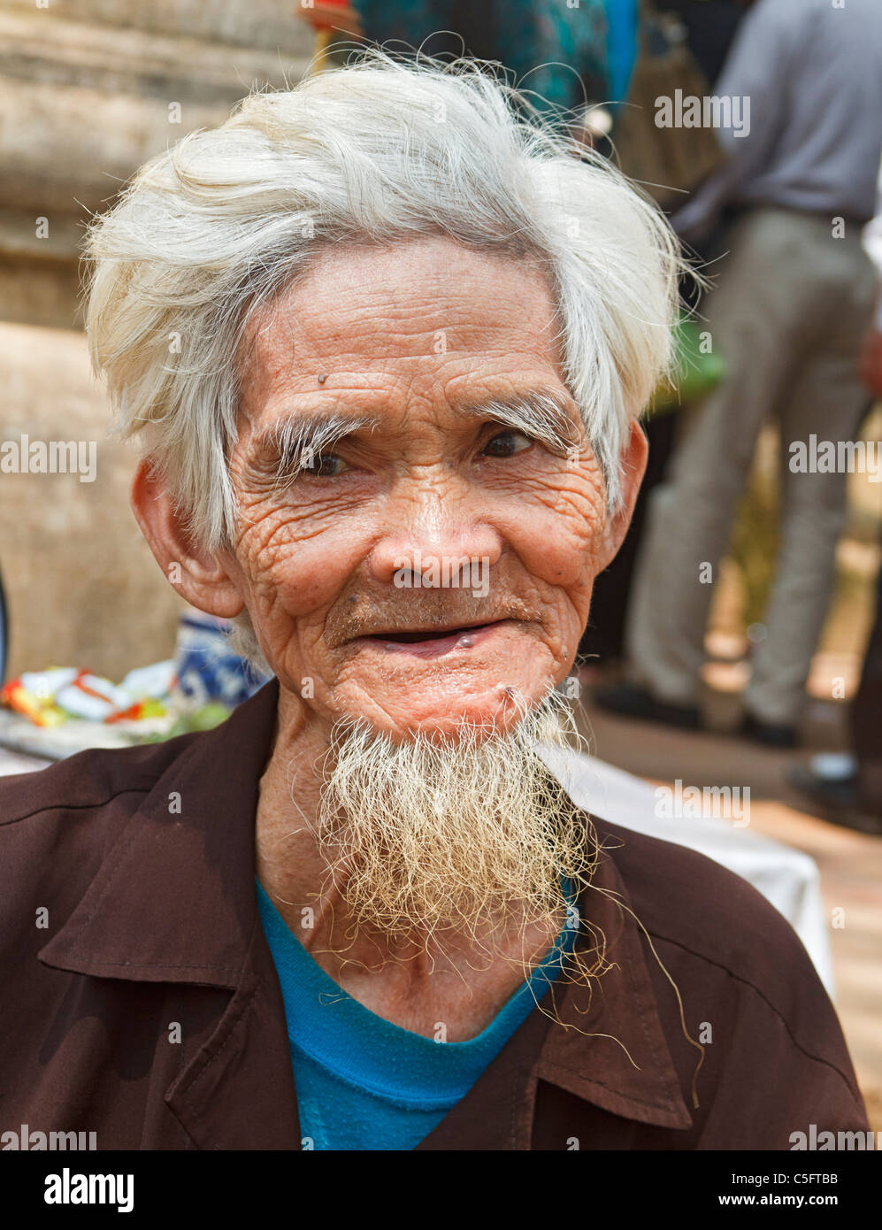 Ältere Mann außerhalb Tay Phuong Pagode in Yen Dorf, 37 km nördlich von Hanoi im Norden Vietham. Stockfoto