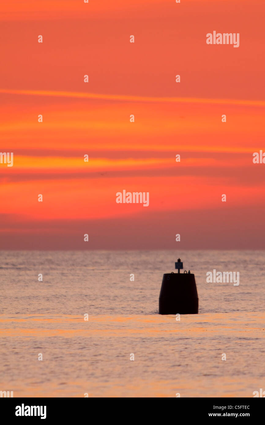 Boje bei Sonnenuntergang im Meer Stockfoto