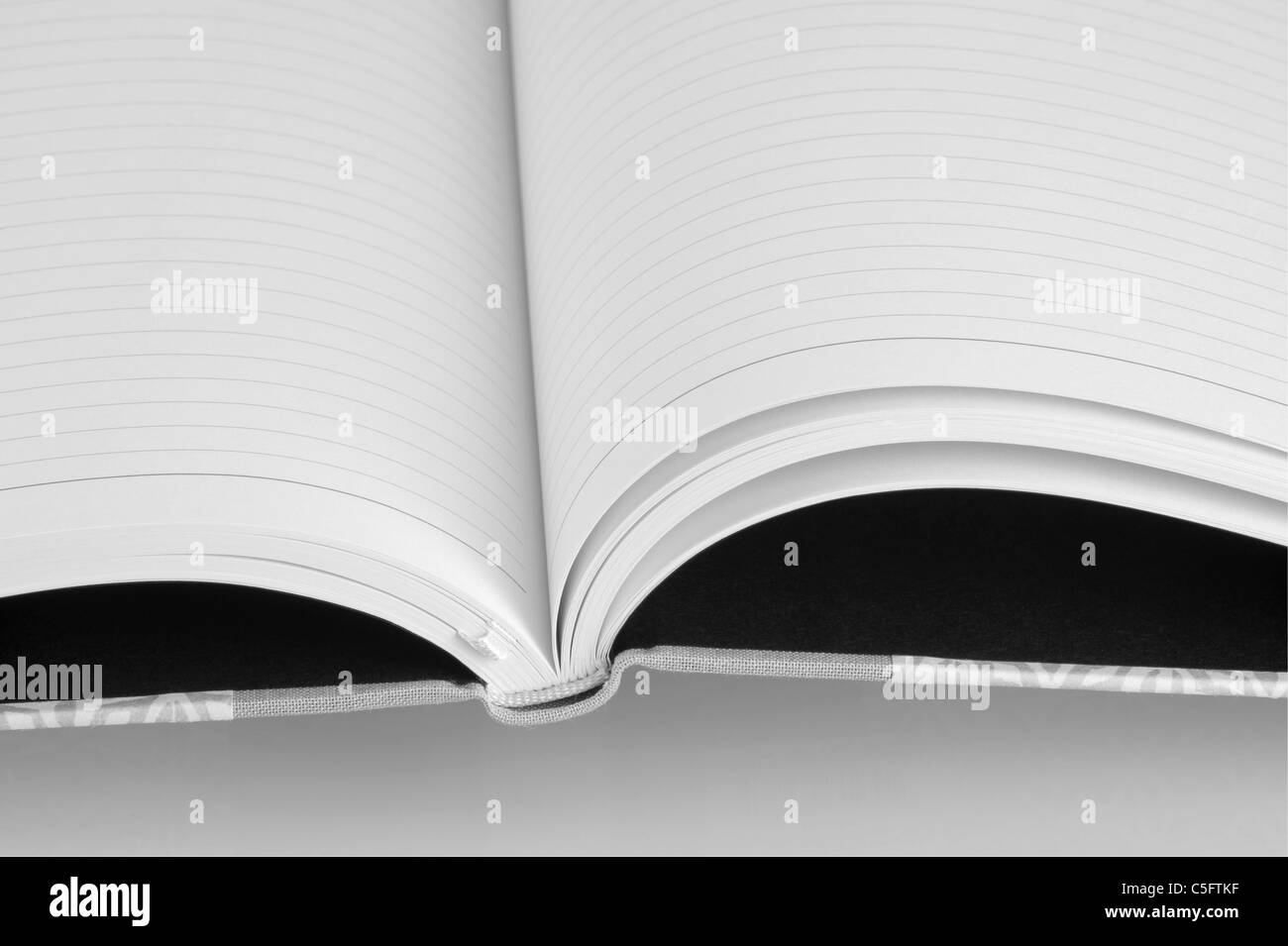 Offenen Hinweis-Schulbuch mit Linien Stockfoto