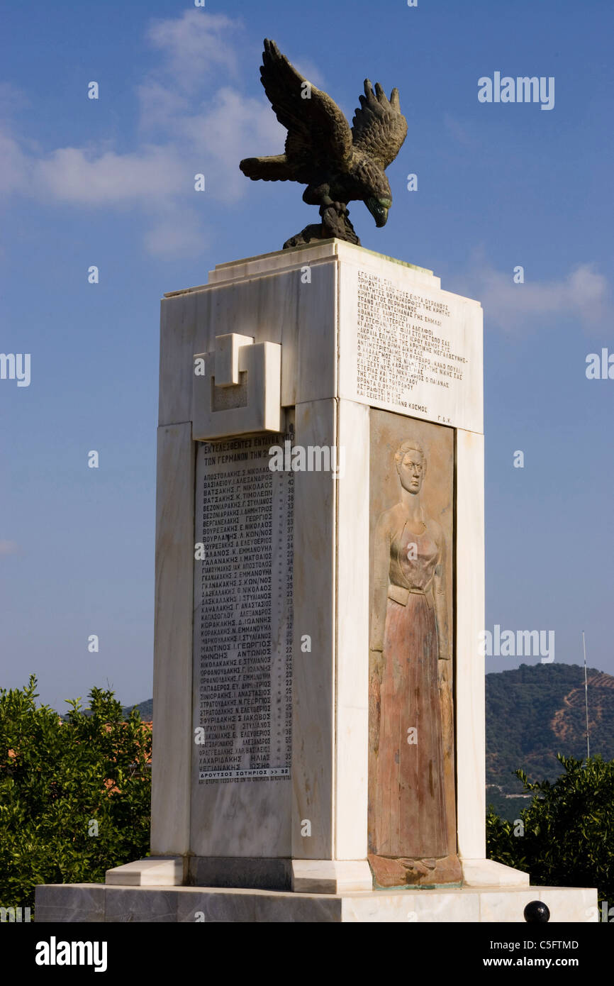 Ein Denkmal für die gefallenen im zweiten Weltkrieg kämpfen die deutschen. Alikianos, Kreta, Griechenland. Stockfoto