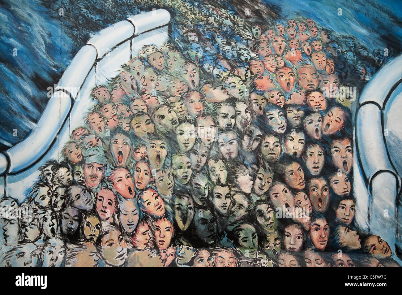 Eines der vielen Gemälde an der Berliner Mauer East Side Gallery, die größte Open-Air-Galerie der Welt. Berlin, Deutschland Stockfoto