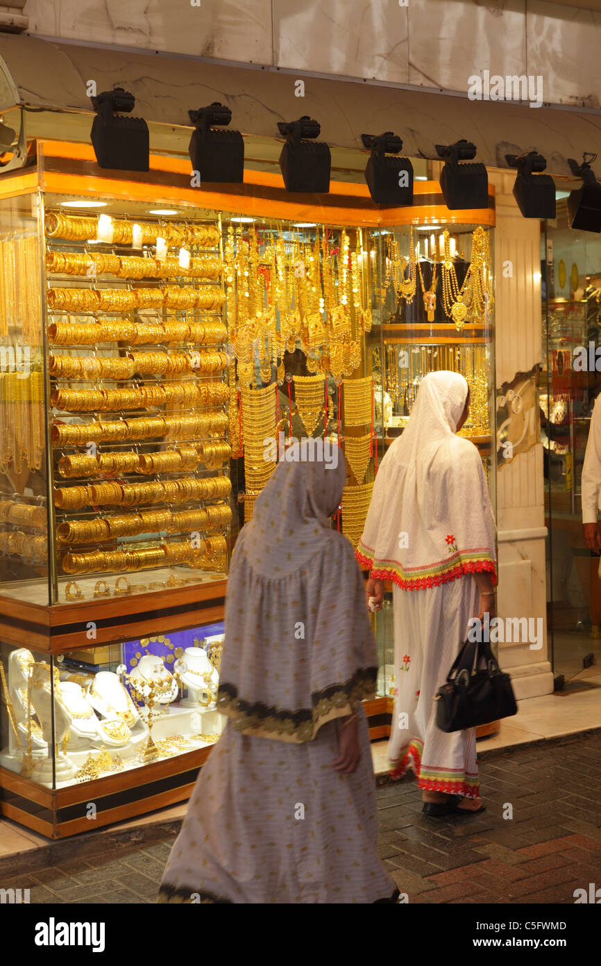 Einkaufen in der Gold-Souk in Deira, Dubai, Vereinigte Arabische Emirate Stockfoto