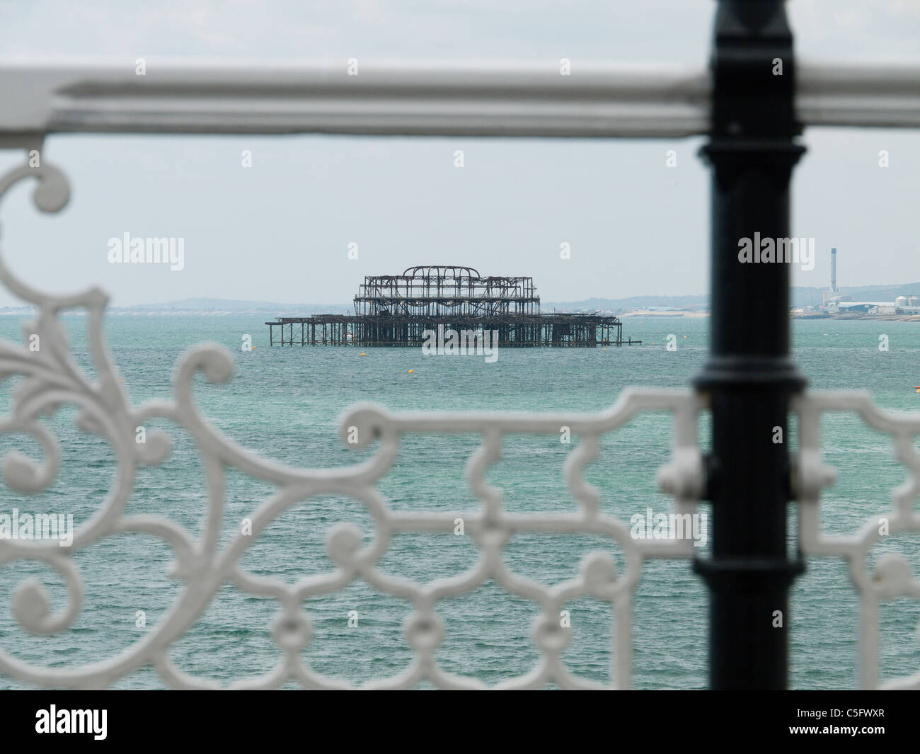 Reste der verbrannten West Pier von Brighton aus Brighton Marine Palace und Pier gesehen Stockfoto