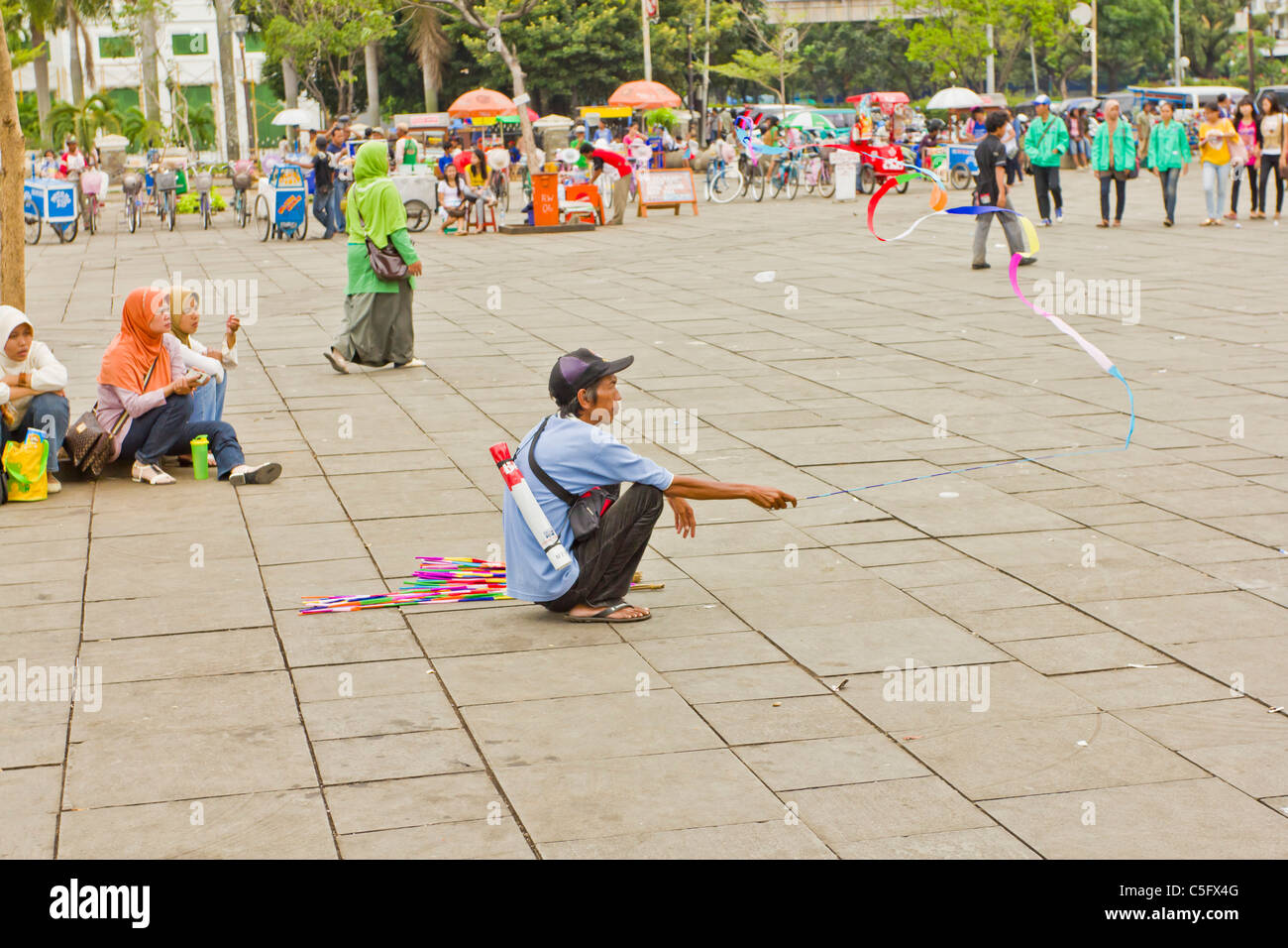 JAKARTA, Indonesien - 14. November 2010: Anbieter verkaufen Band Spielzeug in historischen alten Jakarta Kota Viertel, Taman Fatahillah Quadrat. Stockfoto