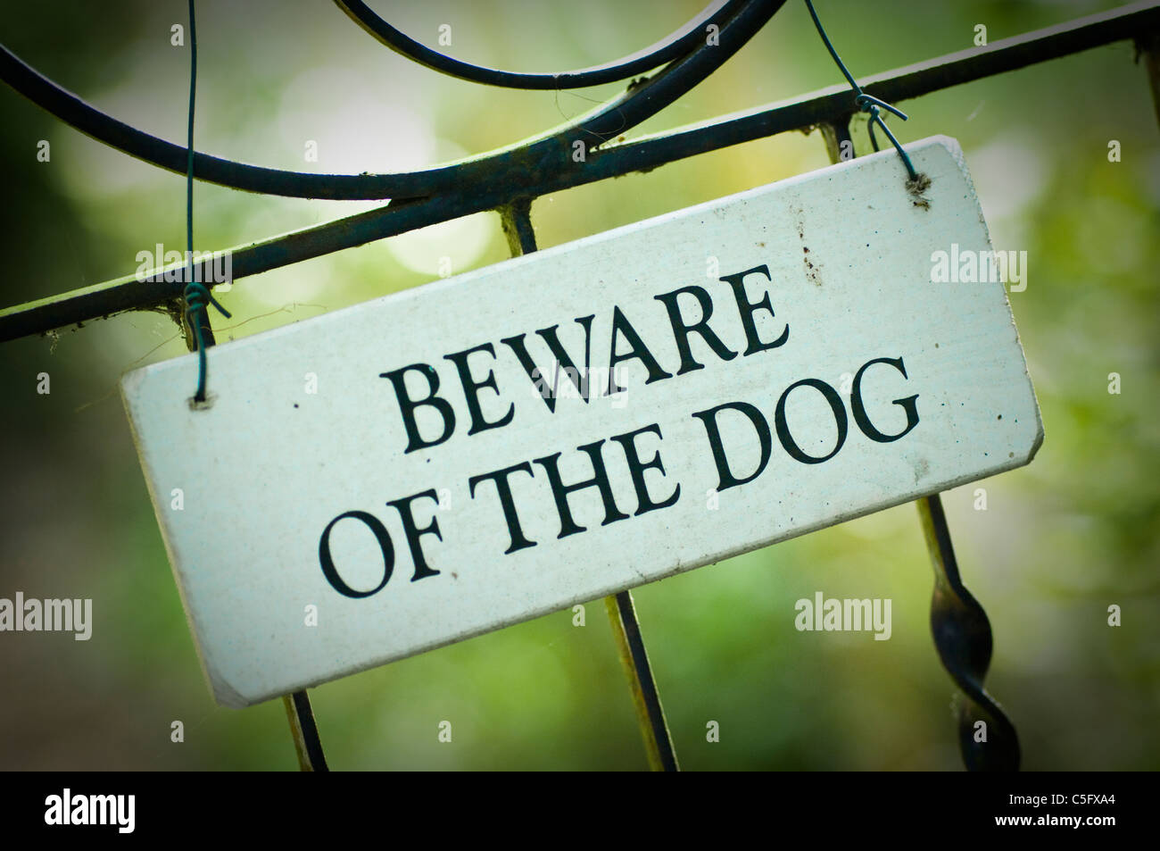 Hüte dich vor dem Hund Zeichen am Gartentor Stockfoto