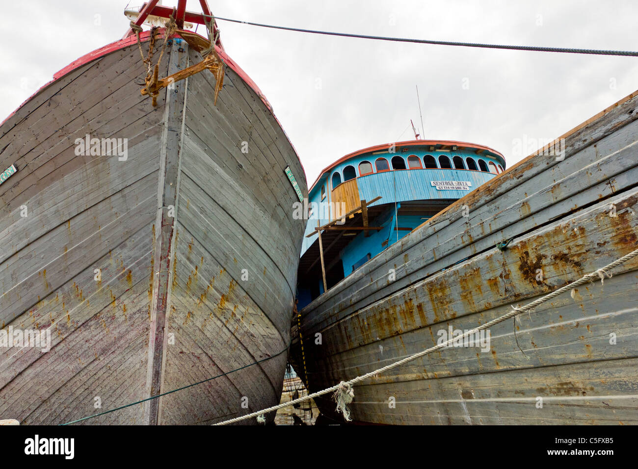 JAKARTA, Indonesien - 14. November 2010: Bugis Pinisi-Schoner in Sunda Kelapa - der alte Hafen von Jakarta. Stockfoto