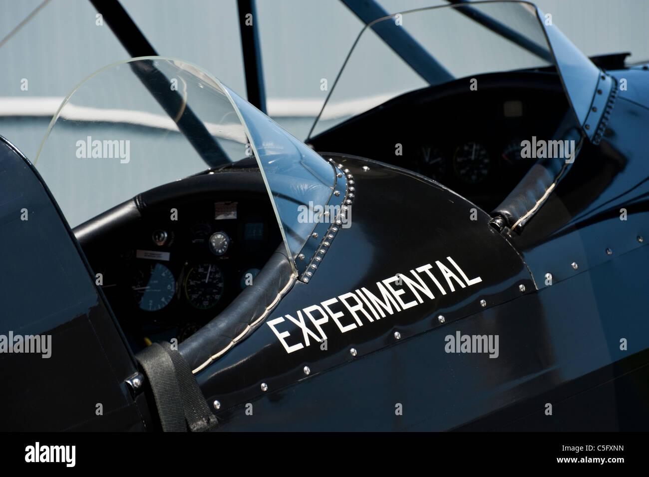 Detail ein offenes Cockpit hölzernen Doppeldecker, gebaut für Kunstflug. Stockfoto