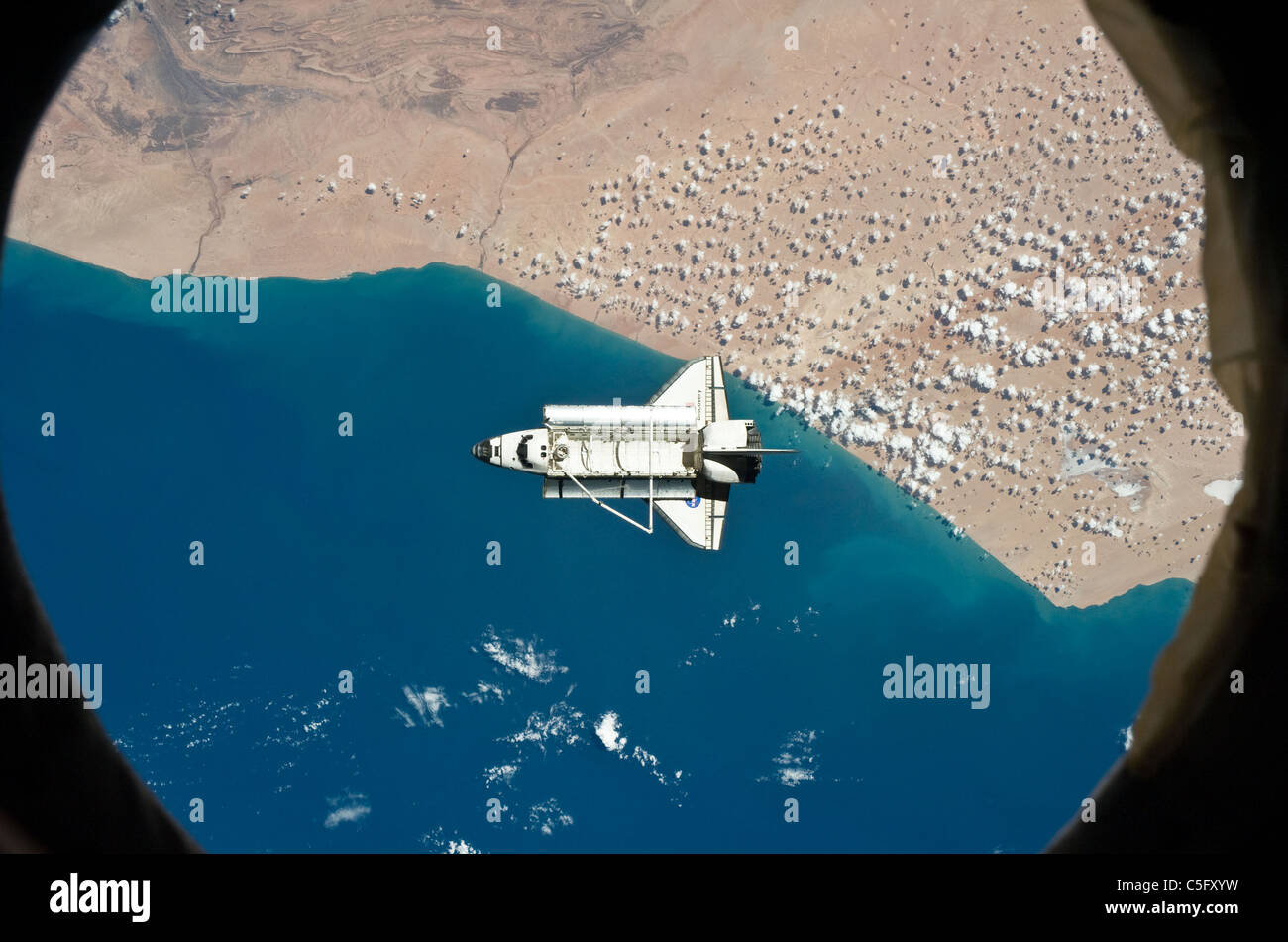 Space Shuttle Discovery, wie von der internationalen Raumstation ISS über dem südwestlichen Küste von Marokko 7. März 2011 Stockfoto