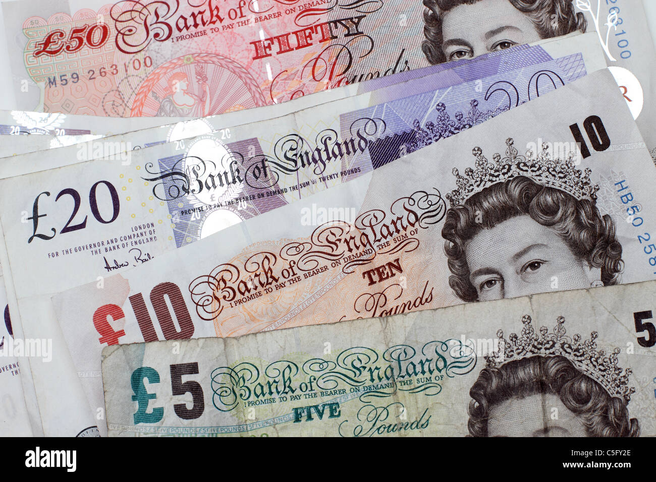 Britische Banknoten Währung mit fünfzig, zwanzig, zehn und fünf Pfund Noten Stockfoto