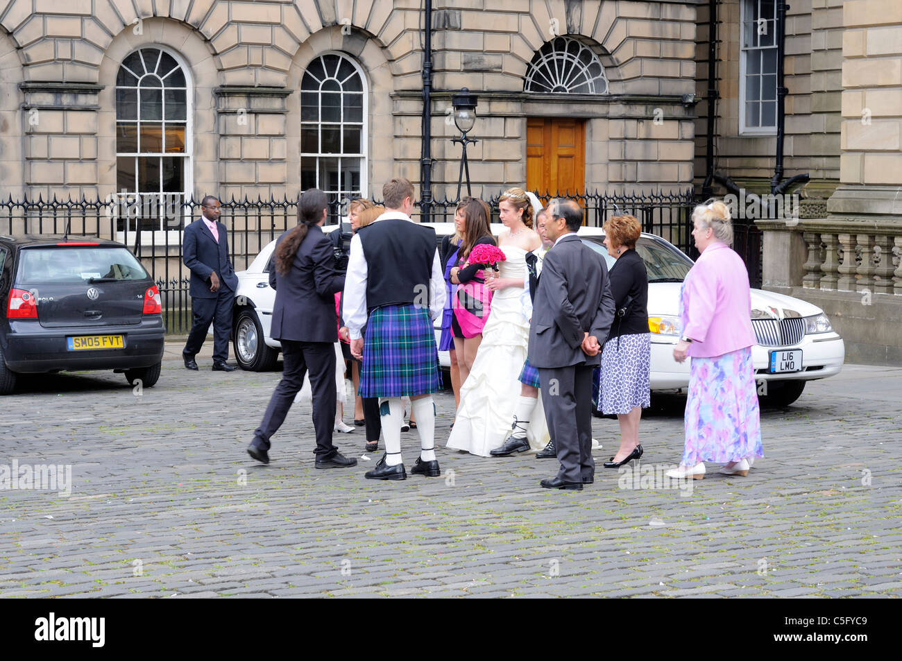 Eine schottische Hochzeit Gruppe Pose für ein Foto In Edinburgh Parliament Square Stockfoto