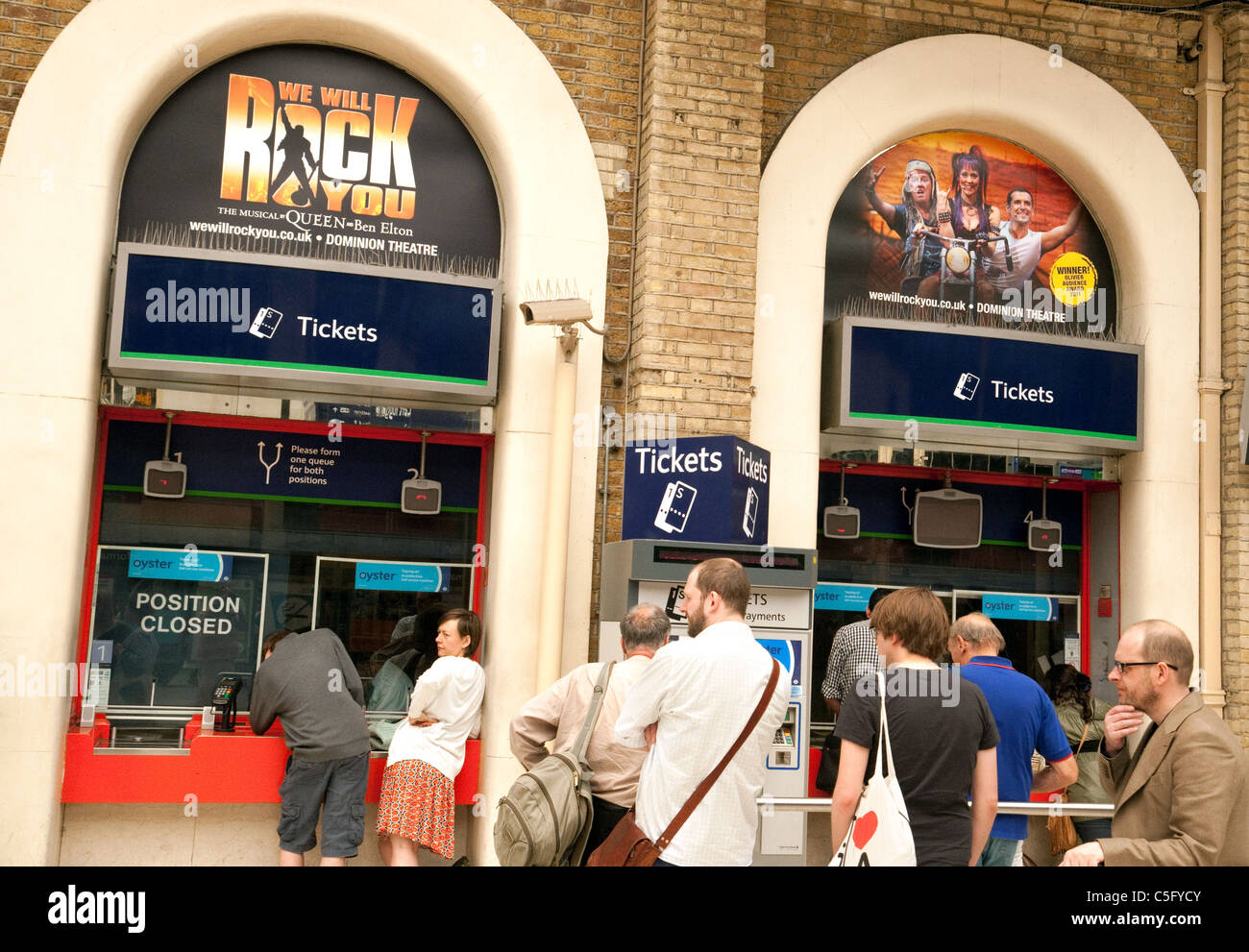 Menschen Schlange, um zu kaufen Bahntickets, Bahnhof Charing Cross, London, UK Stockfoto