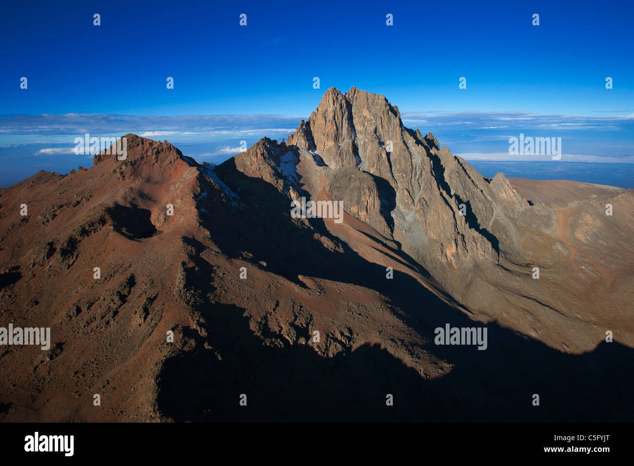 Mount Kenya ist der höchste Berg in Kenia und die zweithöchste in Afrika und südlich des Äquators liegt. Stockfoto