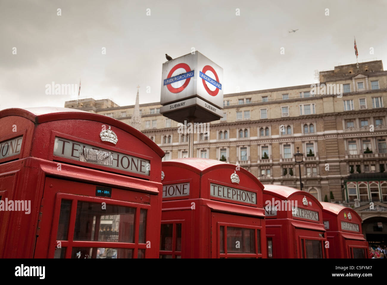 Rote Telefonzellen außerhalb Bahnhof Charing Cross, London UK Stockfoto