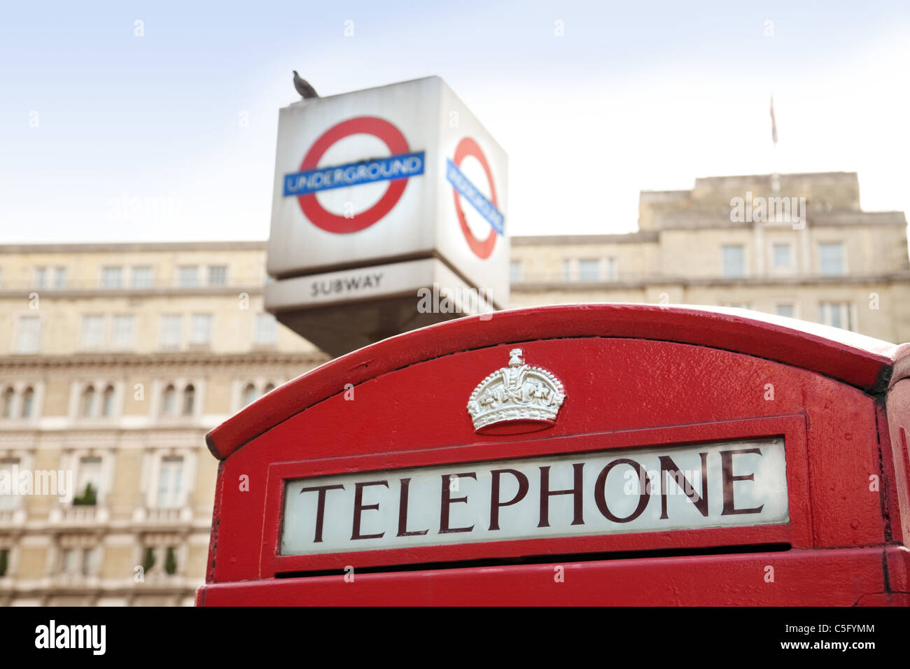 Rote Telefonzelle außerhalb Bahnhof Charing Cross, London UK Stockfoto