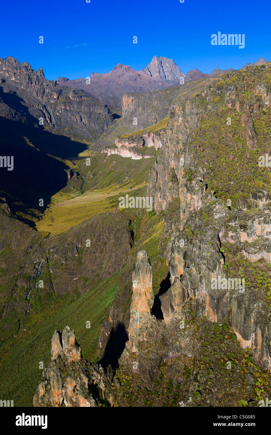 Mount Kenya ist der höchste Berg in Kenia und die zweithöchste in Afrika und südlich des Äquators liegt. Stockfoto