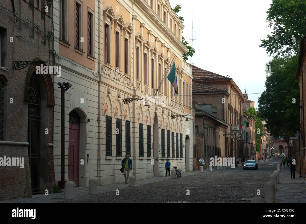 Ruhigen gepflasterten Straße in Ferrara, Italien Stockfoto