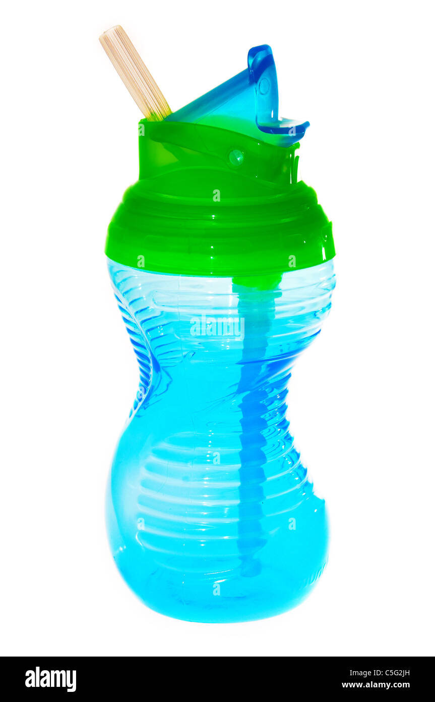 Ein blau transluzent Kinder Tasse auf einem weißen Hintergrund Stockfoto