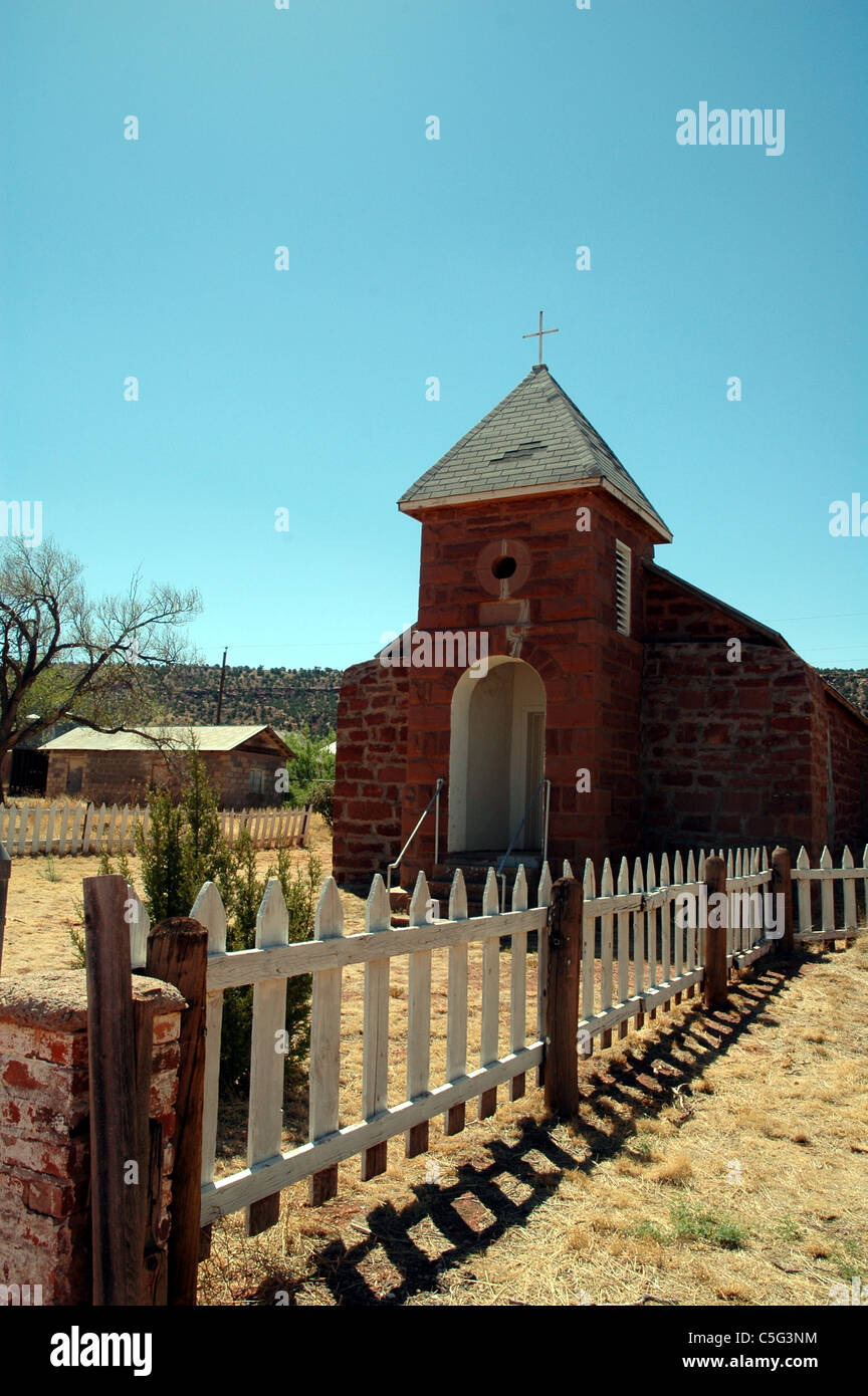 Die verlassenen Katholische Kirche erscheint in einem besseren Zustand als die anderen Wohnungen im Cuervo, New Mexiko. Stockfoto