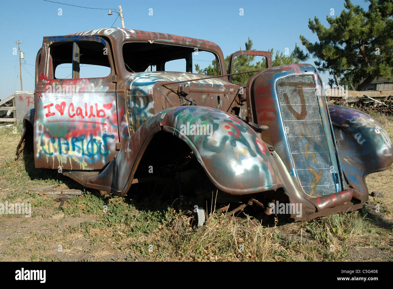 This1933 Ford Coupe ist ein Ziel für Vandalismus von Leuten, die vorbei fahren. Das Auto befindet sich entlang der Route 66 in der Nähe von Amarillo. Stockfoto